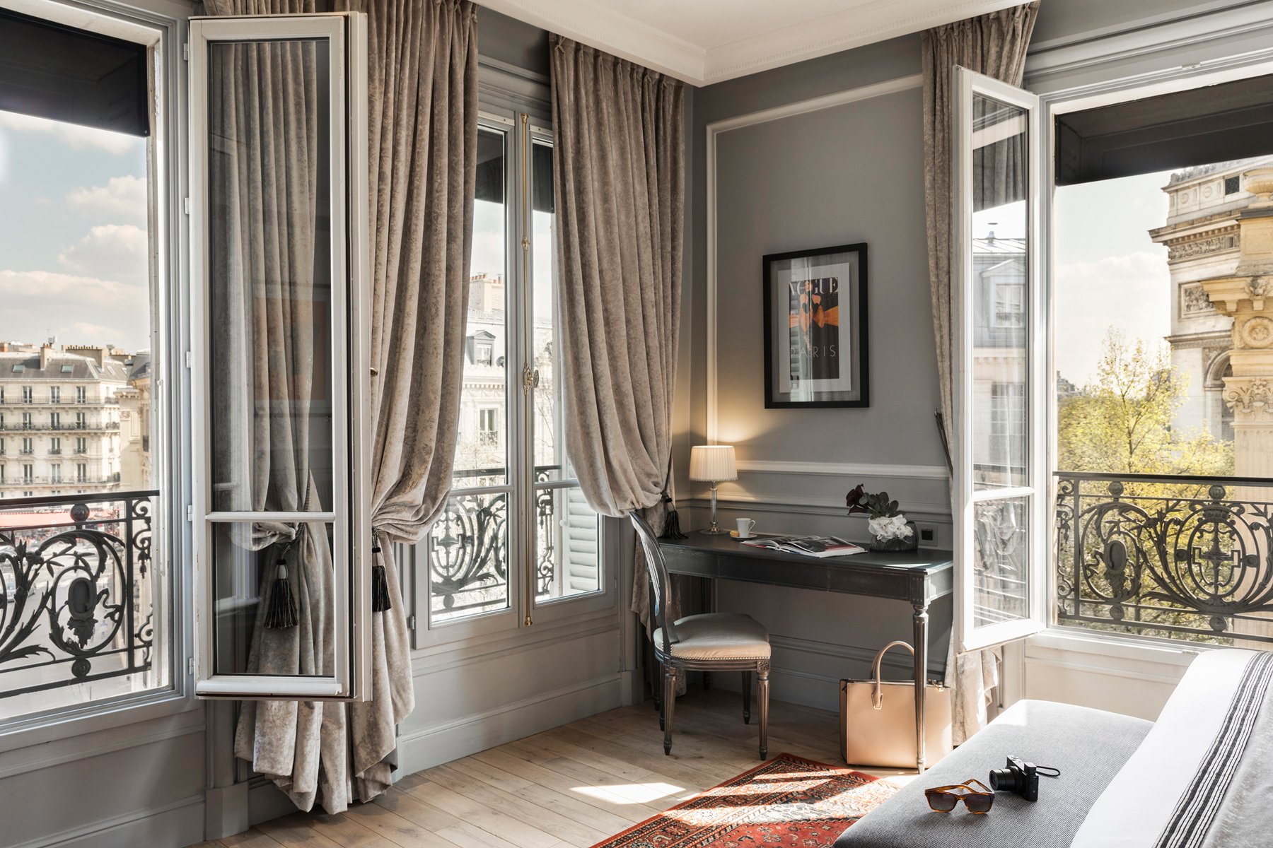 Luxury hotel with a view on the Arc de Triomphe